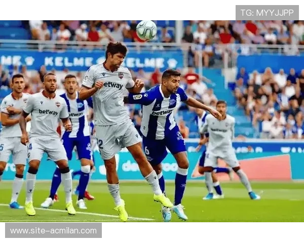 塞维利亚队员费尔南多贡献一脚精妙远射：足球场上的闪光时刻